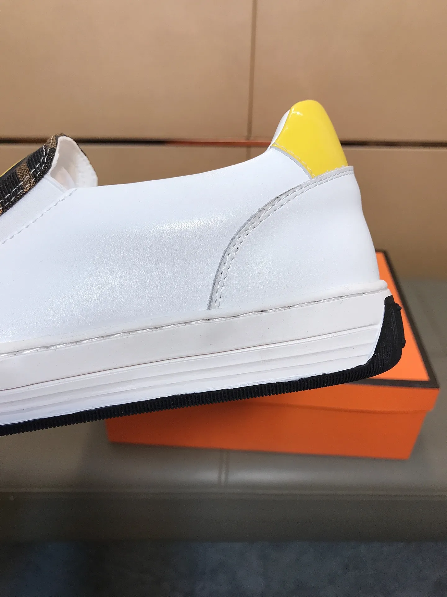 Factory price 400 🔆🔆[fendi] Fendi's classic and comfortable men's casual shoes, cowhide leather upper + brand printed surface, sheepskin lining + feet, rubber wear-resistant outsole. This unique style is suitable for all seasons, casual and exquisite sensibility, comfortable and natural on the feet. Everyday casual travel style in autumn and winter! Code number: 38-44